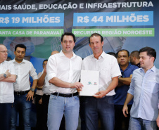 Obras de pavimentação de ruas, construção de praças e de barracão industrial estão entre os projetos que 26 municípios do Noroeste do Paraná farão com apoio do Estado. Os recursos somam R$ 44 milhões e foram confirmados pelo governador Carlos Massa Ratinho Junior nesta quinta-feira (12) durante encontro com os prefeitos, em Paranavaí. No mesmo evento, o governador autorizou recursos para equipamentos e obras na nova unidade da Santa Casa de Paranavaí.