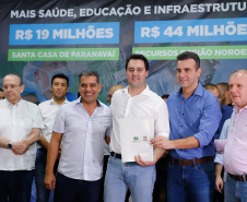 Obras de pavimentação de ruas, construção de praças e de barracão industrial estão entre os projetos que 26 municípios do Noroeste do Paraná farão com apoio do Estado. Os recursos somam R$ 44 milhões e foram confirmados pelo governador Carlos Massa Ratinho Junior nesta quinta-feira (12) durante encontro com os prefeitos, em Paranavaí. No mesmo evento, o governador autorizou recursos para equipamentos e obras na nova unidade da Santa Casa de Paranavaí.