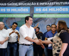 Obras de pavimentação de ruas, construção de praças e de barracão industrial estão entre os projetos que 26 municípios do Noroeste do Paraná farão com apoio do Estado. Os recursos somam R$ 44 milhões e foram confirmados pelo governador Carlos Massa Ratinho Junior nesta quinta-feira (12) durante encontro com os prefeitos, em Paranavaí. No mesmo evento, o governador autorizou recursos para equipamentos e obras na nova unidade da Santa Casa de Paranavaí.