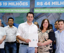 Obras de pavimentação de ruas, construção de praças e de barracão industrial estão entre os projetos que 26 municípios do Noroeste do Paraná farão com apoio do Estado. Os recursos somam R$ 44 milhões e foram confirmados pelo governador Carlos Massa Ratinho Junior nesta quinta-feira (12) durante encontro com os prefeitos, em Paranavaí. No mesmo evento, o governador autorizou recursos para equipamentos e obras na nova unidade da Santa Casa de Paranavaí.
