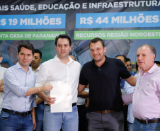 Obras de pavimentação de ruas, construção de praças e de barracão industrial estão entre os projetos que 26 municípios do Noroeste do Paraná farão com apoio do Estado. Os recursos somam R$ 44 milhões e foram confirmados pelo governador Carlos Massa Ratinho Junior nesta quinta-feira (12) durante encontro com os prefeitos, em Paranavaí. No mesmo evento, o governador autorizou recursos para equipamentos e obras na nova unidade da Santa Casa de Paranavaí.