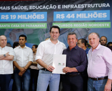 Obras de pavimentação de ruas, construção de praças e de barracão industrial estão entre os projetos que 26 municípios do Noroeste do Paraná farão com apoio do Estado. Os recursos somam R$ 44 milhões e foram confirmados pelo governador Carlos Massa Ratinho Junior nesta quinta-feira (12) durante encontro com os prefeitos, em Paranavaí. No mesmo evento, o governador autorizou recursos para equipamentos e obras na nova unidade da Santa Casa de Paranavaí.