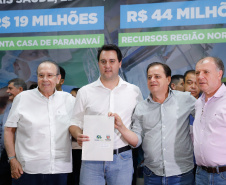 Obras de pavimentação de ruas, construção de praças e de barracão industrial estão entre os projetos que 26 municípios do Noroeste do Paraná farão com apoio do Estado. Os recursos somam R$ 44 milhões e foram confirmados pelo governador Carlos Massa Ratinho Junior nesta quinta-feira (12) durante encontro com os prefeitos, em Paranavaí. No mesmo evento, o governador autorizou recursos para equipamentos e obras na nova unidade da Santa Casa de Paranavaí.