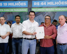 Obras de pavimentação de ruas, construção de praças e de barracão industrial estão entre os projetos que 26 municípios do Noroeste do Paraná farão com apoio do Estado. Os recursos somam R$ 44 milhões e foram confirmados pelo governador Carlos Massa Ratinho Junior nesta quinta-feira (12) durante encontro com os prefeitos, em Paranavaí. No mesmo evento, o governador autorizou recursos para equipamentos e obras na nova unidade da Santa Casa de Paranavaí.