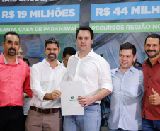 Obras de pavimentação de ruas, construção de praças e de barracão industrial estão entre os projetos que 26 municípios do Noroeste do Paraná farão com apoio do Estado. Os recursos somam R$ 44 milhões e foram confirmados pelo governador Carlos Massa Ratinho Junior nesta quinta-feira (12) durante encontro com os prefeitos, em Paranavaí. No mesmo evento, o governador autorizou recursos para equipamentos e obras na nova unidade da Santa Casa de Paranavaí.