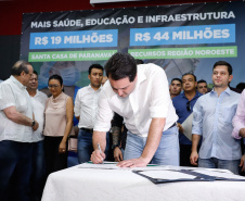 Obras de pavimentação de ruas, construção de praças e de barracão industrial estão entre os projetos que 26 municípios do Noroeste do Paraná farão com apoio do Estado. Os recursos somam R$ 44 milhões e foram confirmados pelo governador Carlos Massa Ratinho Junior nesta quinta-feira (12) durante encontro com os prefeitos, em Paranavaí. No mesmo evento, o governador autorizou recursos para equipamentos e obras na nova unidade da Santa Casa de Paranavaí.
