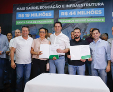Obras de pavimentação de ruas, construção de praças e de barracão industrial estão entre os projetos que 26 municípios do Noroeste do Paraná farão com apoio do Estado. Os recursos somam R$ 44 milhões e foram confirmados pelo governador Carlos Massa Ratinho Junior nesta quinta-feira (12) durante encontro com os prefeitos, em Paranavaí. No mesmo evento, o governador autorizou recursos para equipamentos e obras na nova unidade da Santa Casa de Paranavaí.