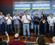 Obras de pavimentação de ruas, construção de praças e de barracão industrial estão entre os projetos que 26 municípios do Noroeste do Paraná farão com apoio do Estado. Os recursos somam R$ 44 milhões e foram confirmados pelo governador Carlos Massa Ratinho Junior nesta quinta-feira (12) durante encontro com os prefeitos, em Paranavaí. No mesmo evento, o governador autorizou recursos para equipamentos e obras na nova unidade da Santa Casa de Paranavaí.