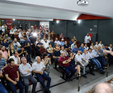 Obras de pavimentação de ruas, construção de praças e de barracão industrial estão entre os projetos que 26 municípios do Noroeste do Paraná farão com apoio do Estado. Os recursos somam R$ 44 milhões e foram confirmados pelo governador Carlos Massa Ratinho Junior nesta quinta-feira (12) durante encontro com os prefeitos, em Paranavaí. No mesmo evento, o governador autorizou recursos para equipamentos e obras na nova unidade da Santa Casa de Paranavaí.