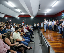 Obras de pavimentação de ruas, construção de praças e de barracão industrial estão entre os projetos que 26 municípios do Noroeste do Paraná farão com apoio do Estado. Os recursos somam R$ 44 milhões e foram confirmados pelo governador Carlos Massa Ratinho Junior nesta quinta-feira (12) durante encontro com os prefeitos, em Paranavaí. No mesmo evento, o governador autorizou recursos para equipamentos e obras na nova unidade da Santa Casa de Paranavaí.