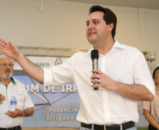 O governador Carlos Massa Ratinho Junior lançou nesta quinta-feira (12), em Paranavaí, o Programa de Irrigação, que tem como objetivo aumentar a produtividade agrícola e potencializar a produção do Paraná. A previsão é que o incremento de produção atinja até 500% em algumas culturas e facilite o processo de integração lavoura-floresta-pecuária. A iniciativa é da Secretaria da Agricultura e do Abastecimento e foi desenvolvida com o apoio da cooperativa Cocamar. Foto: José Fernando Ogura/AEN