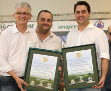 O governador Carlos Massa Ratinho Junior lançou nesta quinta-feira (12), em Paranavaí, o Programa de Irrigação, que tem como objetivo aumentar a produtividade agrícola e potencializar a produção do Paraná. A previsão é que o incremento de produção atinja até 500% em algumas culturas e facilite o processo de integração lavoura-floresta-pecuária. A iniciativa é da Secretaria da Agricultura e do Abastecimento e foi desenvolvida com o apoio da cooperativa Cocamar. Foto: José Fernando Ogura/AEN