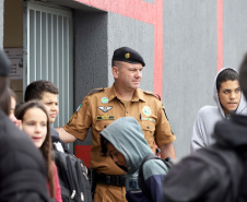 Escola Segura - Colégio Estadual Profa. Lindaura R. Lucas. - cabo Garcia, policial voluntário.São José dos Pinhais, 13-09-19.Foto: Arnaldo Alves / AEN.