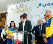 O Governo do Estado firmou nesta segunda-feira (16) um protocolo de intenções com os Correios para implantação, NO Paraná, do programa Balcão do Cidadão. A iniciativa prevê a disponibilização de serviços públicos nas agências dos Correios, que estão em todos os municípios. O termo foi assinado pelo governador Carlos Massa Ratinho Junior e pelo superintendente de Operações dos Correio no Paraná, Paulo Kremer, em cerimônia no Palácio Iguaçu.