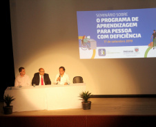 Capacitar os atores envolvidos na política da pessoa com deficiência quanto ao programa de aprendizagem que pode facilitar o processo de inclusão no mercado de trabalho foi a temática abordada no 1º Seminário sobre o Programa de Aprendizagem para Pessoa com Deficiência, realizado nesta terça-feira (17/09) no auditório do Museu Oscar Niemeyer, em Curitiba