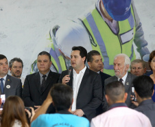 O governador Carlos Massa Ratinho Junior confirmou nesta quarta-feira (18) investimentos do Estado em pacote de obras da área da Segurança Pública. Serão construídas cadeias públicas em Foz do Iguaçu, Londrina, Ponta Grossa e Guaíra e delegacias em Araucária, Almirante Tamandaré e Colombo. A solenidade foi no Palácio Iguaçu, com a presença do secretário da Segurança Pública, Romulo Marinho Soares. Curitiba,18/09/2019 Foto:Jaelson Lucas / AEN