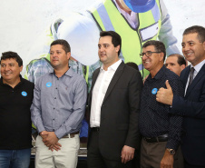 O governador Carlos Massa Ratinho Junior confirmou nesta quarta-feira (18) investimentos do Estado em pacote de obras da área da Segurança Pública. Serão construídas cadeias públicas em Foz do Iguaçu, Londrina, Ponta Grossa e Guaíra e delegacias em Araucária, Almirante Tamandaré e Colombo. A solenidade foi no Palácio Iguaçu, com a presença do secretário da Segurança Pública, Romulo Marinho Soares. Curitiba,18/09/2019 Foto:Jaelson Lucas / AEN