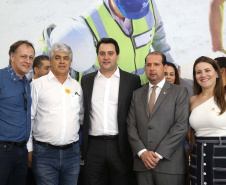 O governador Carlos Massa Ratinho Junior confirmou nesta quarta-feira (18) investimentos do Estado em pacote de obras da área da Segurança Pública. Serão construídas cadeias públicas em Foz do Iguaçu, Londrina, Ponta Grossa e Guaíra e delegacias em Araucária, Almirante Tamandaré e Colombo. A solenidade foi no Palácio Iguaçu, com a presença do secretário da Segurança Pública, Romulo Marinho Soares. Curitiba,18/09/2019 Foto:Jaelson Lucas / AEN