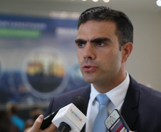 A estrutura da administração pública estadual recebeu nesta quarta-feira (18) o reforço de 100 novos servidores, que passam a integrar o Quadro Próprio do Poder Executivo. Em cerimônia no Palácio Iguaçu, o vice-governador Darci Piana deu posse a administradores, economistas, contadores e técnicos administrativos que passaram em concurso público feito em 2017. Outros 41 candidatos aprovados devem tomar posse em breve. 18/09/2019. Foto: José Fernando Ogura/AEN