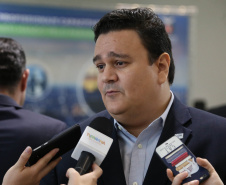 A estrutura da administração pública estadual recebeu nesta quarta-feira (18) o reforço de 100 novos servidores, que passam a integrar o Quadro Próprio do Poder Executivo. Em cerimônia no Palácio Iguaçu, o vice-governador Darci Piana deu posse a administradores, economistas, contadores e técnicos administrativos que passaram em concurso público feito em 2017. Outros 41 candidatos aprovados devem tomar posse em breve. 18/09/2019. Foto: José Fernando Ogura/AEN
