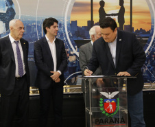 A estrutura da administração pública estadual recebeu nesta quarta-feira (18) o reforço de 100 novos servidores, que passam a integrar o Quadro Próprio do Poder Executivo. Em cerimônia no Palácio Iguaçu, o vice-governador Darci Piana deu posse a administradores, economistas, contadores e técnicos administrativos que passaram em concurso público feito em 2017. Outros 41 candidatos aprovados devem tomar posse em breve. 18/09/2019. Foto: José Fernando Ogura/AEN