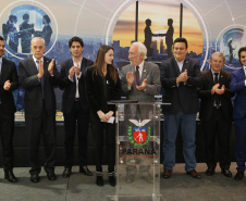 A estrutura da administração pública estadual recebeu nesta quarta-feira (18) o reforço de 100 novos servidores, que passam a integrar o Quadro Próprio do Poder Executivo. Em cerimônia no Palácio Iguaçu, o vice-governador Darci Piana deu posse a administradores, economistas, contadores e técnicos administrativos que passaram em concurso público feito em 2017. Outros 41 candidatos aprovados devem tomar posse em breve. 18/09/2019. Foto: José Fernando Ogura/AEN