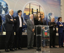 A estrutura da administração pública estadual recebeu nesta quarta-feira (18) o reforço de 100 novos servidores, que passam a integrar o Quadro Próprio do Poder Executivo. Em cerimônia no Palácio Iguaçu, o vice-governador Darci Piana deu posse a administradores, economistas, contadores e técnicos administrativos que passaram em concurso público feito em 2017. Outros 41 candidatos aprovados devem tomar posse em breve. 18/09/2019. Foto: José Fernando Ogura/AEN