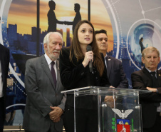 A estrutura da administração pública estadual recebeu nesta quarta-feira (18) o reforço de 100 novos servidores, que passam a integrar o Quadro Próprio do Poder Executivo. Em cerimônia no Palácio Iguaçu, o vice-governador Darci Piana deu posse a administradores, economistas, contadores e técnicos administrativos que passaram em concurso público feito em 2017. Outros 41 candidatos aprovados devem tomar posse em breve. 18/09/2019. Foto: José Fernando Ogura/AEN
