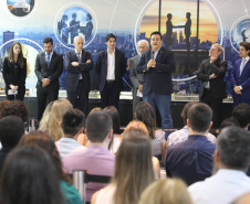 A estrutura da administração pública estadual recebeu nesta quarta-feira (18) o reforço de 100 novos servidores, que passam a integrar o Quadro Próprio do Poder Executivo. Em cerimônia no Palácio Iguaçu, o vice-governador Darci Piana deu posse a administradores, economistas, contadores e técnicos administrativos que passaram em concurso público feito em 2017. Outros 41 candidatos aprovados devem tomar posse em breve. 18/09/2019. Foto: José Fernando Ogura/AEN