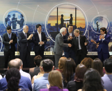 A estrutura da administração pública estadual recebeu nesta quarta-feira (18) o reforço de 100 novos servidores, que passam a integrar o Quadro Próprio do Poder Executivo. Em cerimônia no Palácio Iguaçu, o vice-governador Darci Piana deu posse a administradores, economistas, contadores e técnicos administrativos que passaram em concurso público feito em 2017. Outros 41 candidatos aprovados devem tomar posse em breve. 18/09/2019. Foto: José Fernando Ogura/AEN