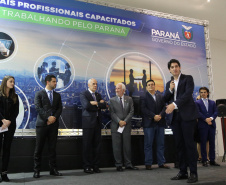 A estrutura da administração pública estadual recebeu nesta quarta-feira (18) o reforço de 100 novos servidores, que passam a integrar o Quadro Próprio do Poder Executivo. Em cerimônia no Palácio Iguaçu, o vice-governador Darci Piana deu posse a administradores, economistas, contadores e técnicos administrativos que passaram em concurso público feito em 2017. Outros 41 candidatos aprovados devem tomar posse em breve. 18/09/2019. Foto: José Fernando Ogura/AEN