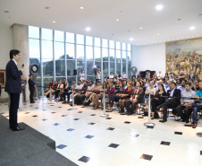 A estrutura da administração pública estadual recebeu nesta quarta-feira (18) o reforço de 100 novos servidores, que passam a integrar o Quadro Próprio do Poder Executivo. Em cerimônia no Palácio Iguaçu, o vice-governador Darci Piana deu posse a administradores, economistas, contadores e técnicos administrativos que passaram em concurso público feito em 2017. Outros 41 candidatos aprovados devem tomar posse em breve. 18/09/2019. Foto: José Fernando Ogura/AEN