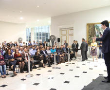 A estrutura da administração pública estadual recebeu nesta quarta-feira (18) o reforço de 100 novos servidores, que passam a integrar o Quadro Próprio do Poder Executivo. Em cerimônia no Palácio Iguaçu, o vice-governador Darci Piana deu posse a administradores, economistas, contadores e técnicos administrativos que passaram em concurso público feito em 2017. Outros 41 candidatos aprovados devem tomar posse em breve. 18/09/2019. Foto: José Fernando Ogura/AEN