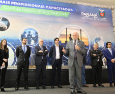 A estrutura da administração pública estadual recebeu nesta quarta-feira (18) o reforço de 100 novos servidores, que passam a integrar o Quadro Próprio do Poder Executivo. Em cerimônia no Palácio Iguaçu, o vice-governador Darci Piana deu posse a administradores, economistas, contadores e técnicos administrativos que passaram em concurso público feito em 2017. Outros 41 candidatos aprovados devem tomar posse em breve. 18/09/2019. Foto: José Fernando Ogura/AEN