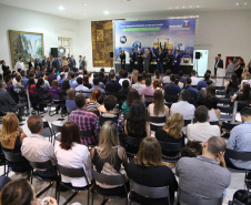 A estrutura da administração pública estadual recebeu nesta quarta-feira (18) o reforço de 100 novos servidores, que passam a integrar o Quadro Próprio do Poder Executivo. Em cerimônia no Palácio Iguaçu, o vice-governador Darci Piana deu posse a administradores, economistas, contadores e técnicos administrativos que passaram em concurso público feito em 2017. Outros 41 candidatos aprovados devem tomar posse em breve. 18/09/2019. Foto: José Fernando Ogura/AEN
