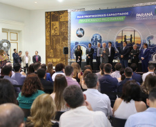 A estrutura da administração pública estadual recebeu nesta quarta-feira (18) o reforço de 100 novos servidores, que passam a integrar o Quadro Próprio do Poder Executivo. Em cerimônia no Palácio Iguaçu, o vice-governador Darci Piana deu posse a administradores, economistas, contadores e técnicos administrativos que passaram em concurso público feito em 2017. Outros 41 candidatos aprovados devem tomar posse em breve. 18/09/2019. Foto: José Fernando Ogura/AEN