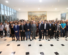 A estrutura da administração pública estadual recebeu nesta quarta-feira (18) o reforço de 100 novos servidores, que passam a integrar o Quadro Próprio do Poder Executivo. Em cerimônia no Palácio Iguaçu, o vice-governador Darci Piana deu posse a administradores, economistas, contadores e técnicos administrativos que passaram em concurso público feito em 2017. Outros 41 candidatos aprovados devem tomar posse em breve. 18/09/2019. Foto: José Fernando Ogura/AEN