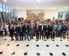 A estrutura da administração pública estadual recebeu nesta quarta-feira (18) o reforço de 100 novos servidores, que passam a integrar o Quadro Próprio do Poder Executivo. Em cerimônia no Palácio Iguaçu, o vice-governador Darci Piana deu posse a administradores, economistas, contadores e técnicos administrativos que passaram em concurso público feito em 2017. Outros 41 candidatos aprovados devem tomar posse em breve. 18/09/2019. Foto: José Fernando Ogura/AEN