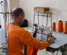 No Paraná, 7.002 presos custodiados pelo Departamento Penitenciário Estadual (Depen) trabalham em projetos para a remição de pena, em todas as unidades penais do Estado, o que representa 30% da população carcerária do Paraná. Segundo colocado no ranking nacional, os detentos trabalham em 11 fábricas de uniformes, sete de pavers (bloquetos de pavimentação de calçadas), uma de bolas, uma de fraldas, uma indústria gráfica e uma de tijolos ecológicos.-Foto: Gilson Abreu/AEN