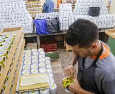 No Paraná, 7.002 presos custodiados pelo Departamento Penitenciário Estadual (Depen) trabalham em projetos para a remição de pena, em todas as unidades penais do Estado, o que representa 30% da população carcerária do Paraná. Segundo colocado no ranking nacional, os detentos trabalham em 11 fábricas de uniformes, sete de pavers (bloquetos de pavimentação de calçadas), uma de bolas, uma de fraldas, uma indústria gráfica e uma de tijolos ecológicos.-Foto: Gilson Abreu/AEN