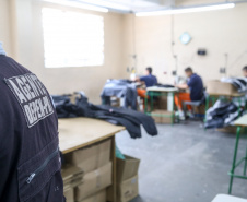 No Paraná, 7.002 presos custodiados pelo Departamento Penitenciário Estadual (Depen) trabalham em projetos para a remição de pena, em todas as unidades penais do Estado, o que representa 30% da população carcerária do Paraná. Segundo colocado no ranking nacional, os detentos trabalham em 11 fábricas de uniformes, sete de pavers (bloquetos de pavimentação de calçadas), uma de bolas, uma de fraldas, uma indústria gráfica e uma de tijolos ecológicos.-Foto: Gilson Abreu/AEN
