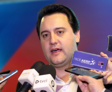 O governador Carlos Massa Ratinho Junior participa da abertura do 25º Congresso de Radiodifusão. Participaram da solenidade: secretários:  vice-prefeito de Curitiba, Eduardo Pimentel; de Comunicação e Cultura, Hudson José; de Infraestrutura e Logística, Sandro Alex; presidente da Copel, Daniel Slaviero; presidente da Associação das Emissoras de Radiodifusão do Paraná - AERP, Alexandre Barros; entre outros.Curitiba, 18-09-19.Foto: Arnaldo Alves / AEN.