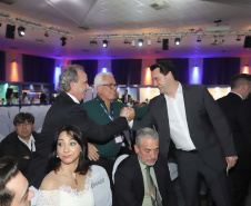O governador Carlos Massa Ratinho Junior participa da abertura do 25º Congresso de Radiodifusão. Participaram da solenidade: secretários:  vice-prefeito de Curitiba, Eduardo Pimentel; de Comunicação e Cultura, Hudson José; de Infraestrutura e Logística, Sandro Alex; presidente da Copel, Daniel Slaviero; presidente da Associação das Emissoras de Radiodifusão do Paraná - AERP, Alexandre Barros; entre outros.Curitiba, 18-09-19.Foto: Arnaldo Alves / AEN.
