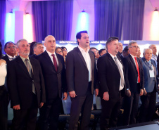 O governador Carlos Massa Ratinho Junior participa da abertura do 25º Congresso de Radiodifusão. Participaram da solenidade: secretários:  vice-prefeito de Curitiba, Eduardo Pimentel; de Comunicação e Cultura, Hudson José; de Infraestrutura e Logística, Sandro Alex; presidente da Copel, Daniel Slaviero; presidente da Associação das Emissoras de Radiodifusão do Paraná - AERP, Alexandre Barros; entre outros.Curitiba, 18-09-19.Foto: Arnaldo Alves / AEN.
