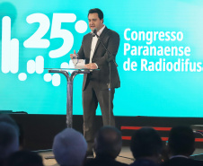 O governador Carlos Massa Ratinho Junior participa da abertura do 25º Congresso de Radiodifusão. Participaram da solenidade: secretários:  vice-prefeito de Curitiba, Eduardo Pimentel; de Comunicação e Cultura, Hudson José; de Infraestrutura e Logística, Sandro Alex; presidente da Copel, Daniel Slaviero; presidente da Associação das Emissoras de Radiodifusão do Paraná - AERP, Alexandre Barros; entre outros.Curitiba, 18-09-19.Foto: Arnaldo Alves / AEN.