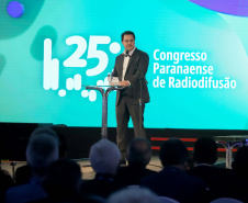 O governador Carlos Massa Ratinho Junior participa da abertura do 25º Congresso de Radiodifusão. Participaram da solenidade: secretários:  vice-prefeito de Curitiba, Eduardo Pimentel; de Comunicação e Cultura, Hudson José; de Infraestrutura e Logística, Sandro Alex; presidente da Copel, Daniel Slaviero; presidente da Associação das Emissoras de Radiodifusão do Paraná - AERP, Alexandre Barros; entre outros.Curitiba, 18-09-19.Foto: Arnaldo Alves / AEN.