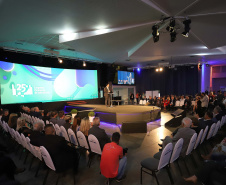 O governador Carlos Massa Ratinho Junior participa da abertura do 25º Congresso de Radiodifusão. Participaram da solenidade: secretários:  vice-prefeito de Curitiba, Eduardo Pimentel; de Comunicação e Cultura, Hudson José; de Infraestrutura e Logística, Sandro Alex; presidente da Copel, Daniel Slaviero; presidente da Associação das Emissoras de Radiodifusão do Paraná - AERP, Alexandre Barros; entre outros.Curitiba, 18-09-19.Foto: Arnaldo Alves / AEN.