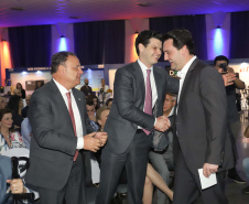 O governador Carlos Massa Ratinho Junior participa da abertura do 25º Congresso de Radiodifusão. Participaram da solenidade: secretários:  vice-prefeito de Curitiba, Eduardo Pimentel; de Comunicação e Cultura, Hudson José; de Infraestrutura e Logística, Sandro Alex; presidente da Copel, Daniel Slaviero; presidente da Associação das Emissoras de Radiodifusão do Paraná - AERP, Alexandre Barros; entre outros.Curitiba, 18-09-19.Foto: Arnaldo Alves / AEN.