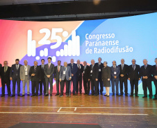O governador Carlos Massa Ratinho Junior participa da abertura do 25º Congresso de Radiodifusão. Participaram da solenidade: secretários:  vice-prefeito de Curitiba, Eduardo Pimentel; de Comunicação e Cultura, Hudson José; de Infraestrutura e Logística, Sandro Alex; presidente da Copel, Daniel Slaviero; presidente da Associação das Emissoras de Radiodifusão do Paraná - AERP, Alexandre Barros; entre outros.Curitiba, 18-09-19.Foto: Arnaldo Alves / AEN.