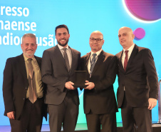 O governador Carlos Massa Ratinho Junior participa da abertura do 25º Congresso de Radiodifusão. Participaram da solenidade: secretários:  vice-prefeito de Curitiba, Eduardo Pimentel; de Comunicação e Cultura, Hudson José; de Infraestrutura e Logística, Sandro Alex; presidente da Copel, Daniel Slaviero; presidente da Associação das Emissoras de Radiodifusão do Paraná - AERP, Alexandre Barros; entre outros. N/F: Gabriel Massa.Curitiba, 18-09-19.Foto: Arnaldo Alves / AEN.